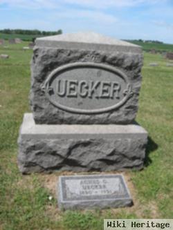 Earl Uecker