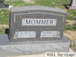 Robert E Mommer