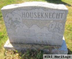 Luther E Houseknecht