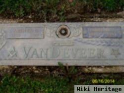 Dorothy L Vandeveer