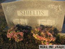 Hoyt L Shields