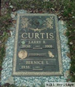 Larry R Curtis