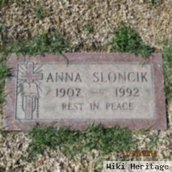 Anna Sloncik