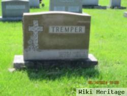 Lester L Tremper