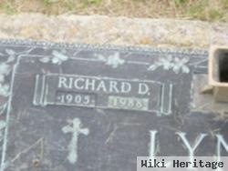 Richard D Lynch