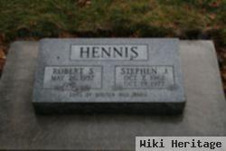 Stephen J Hennis