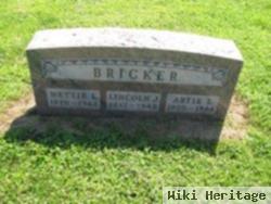 Artie L Bricker