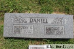 Dorothy S Daniel