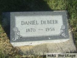 Daniel J Debeer