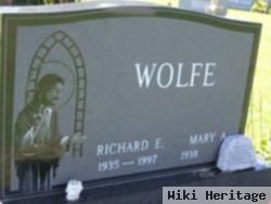 Richard E Wolfe