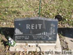 Mardelle E Reit