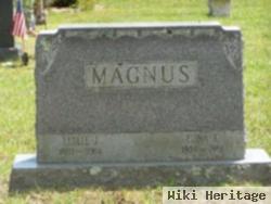 Leslie J Magnus