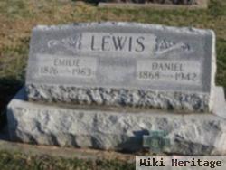 Daniel Lewis