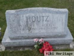 Reuben E Houtz