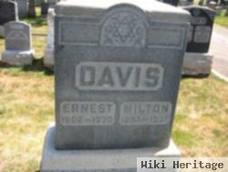 Milton Davis