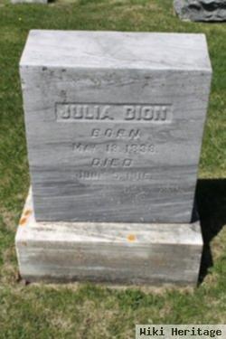 Julia Dion