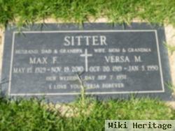 Versa M Sitter