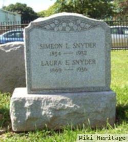 Laura E Snyder