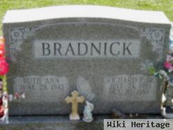 Richard E Bradnick, Sr