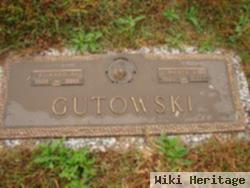 Merle R Gutowski