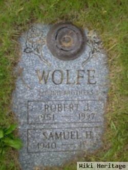 Robert J Wolfe