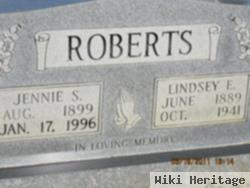 Lindsey E Roberts