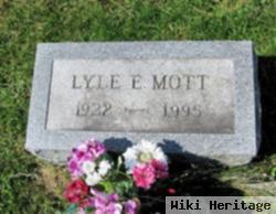 Lyle E Mott