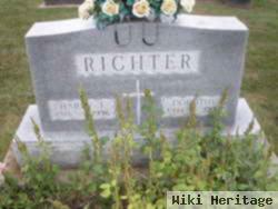 Harry J Richter, Sr