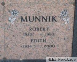 Edith M Munnik